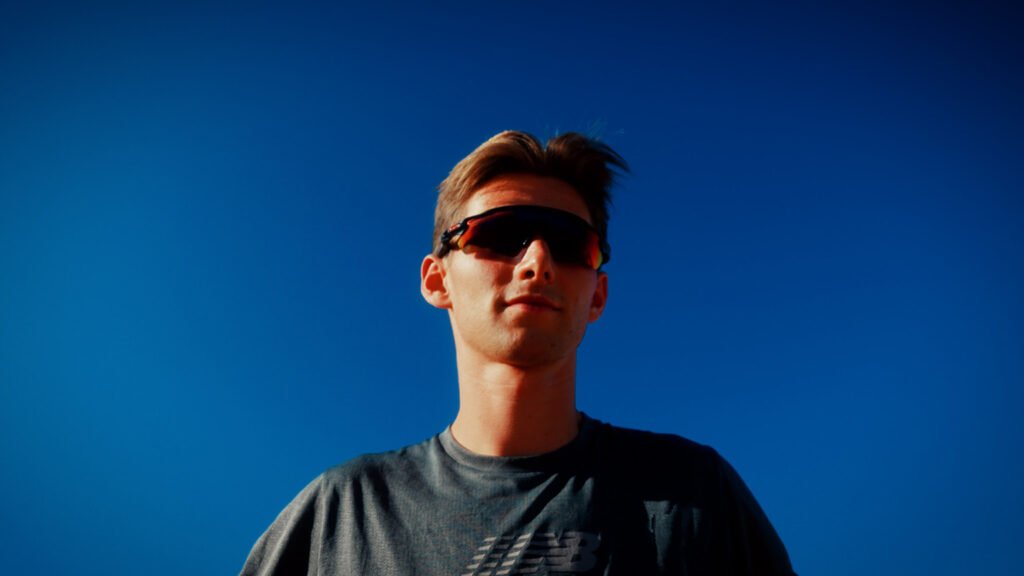 Martin Perrin en contre-plongée lors d’un entraînement d’athlétisme.