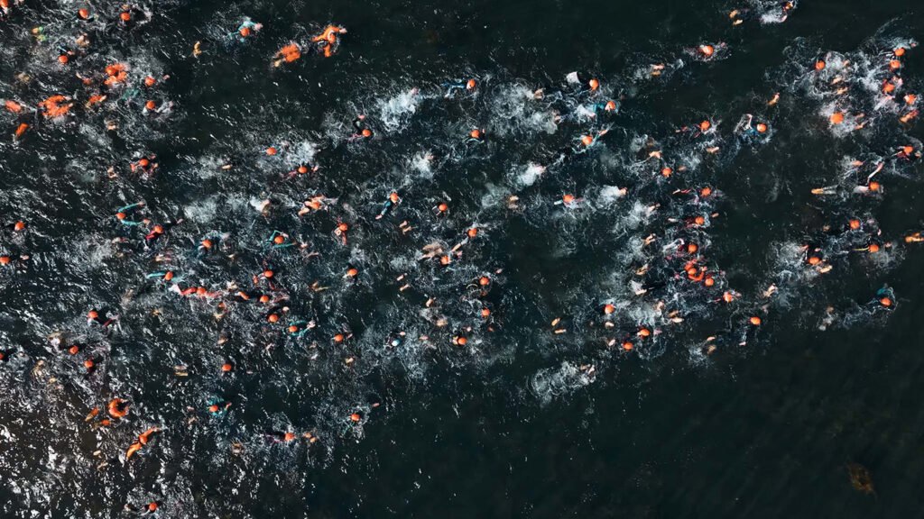 Vue aérienne des nageurs dans le lac Kir lors du Triathlon de Dijon 2025