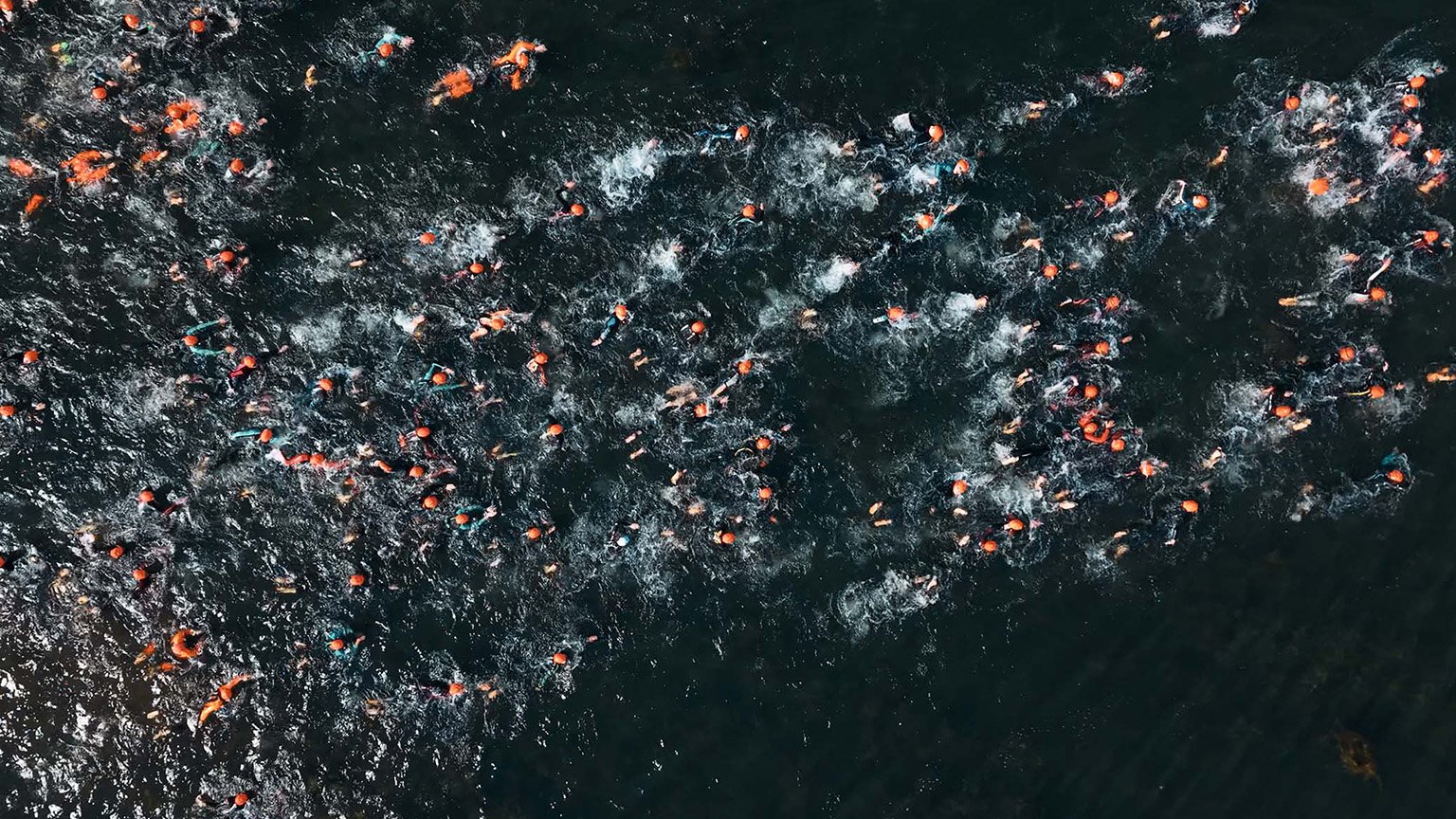 Vue aérienne des nageurs dans le lac Kir lors du Triathlon de Dijon 2025