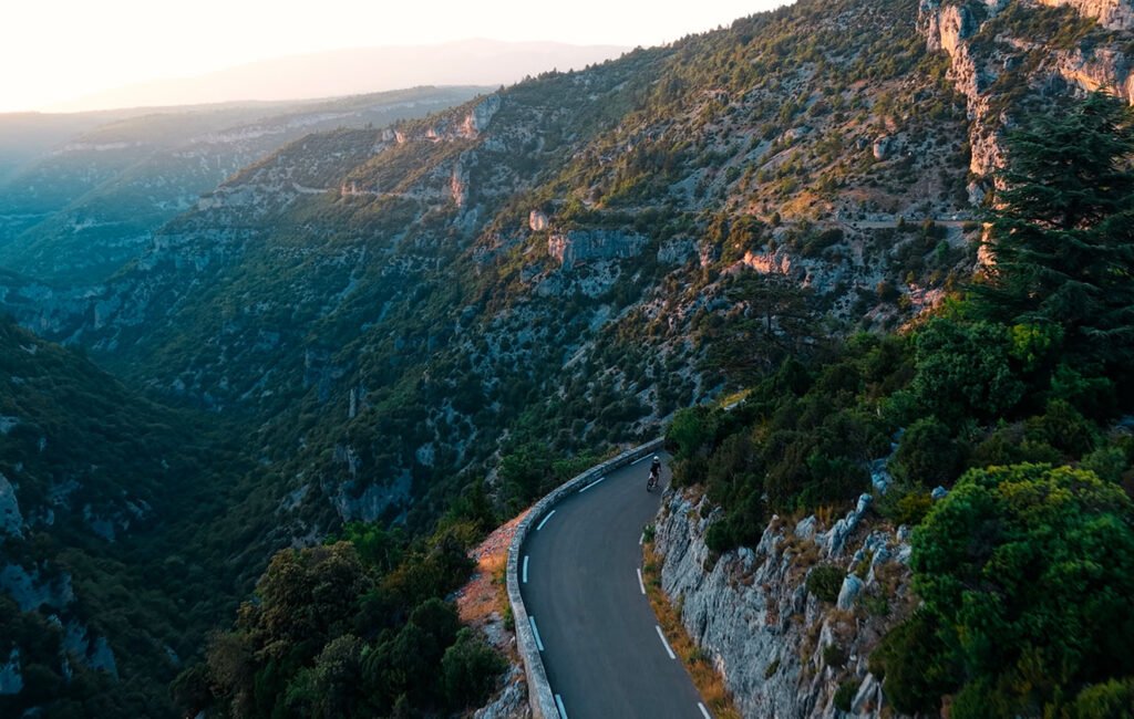 Vue aérienne par drone des impressionnantes gorges de la Nesque