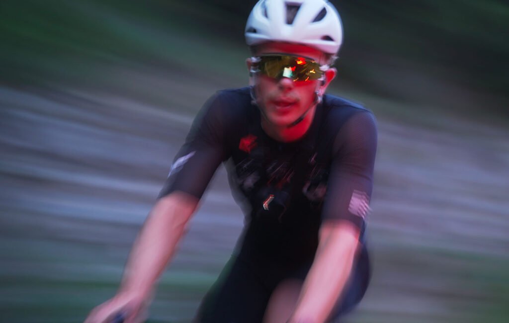 Gros plan sur la tête d’un cycliste gravel avec casque et lunettes de soleil