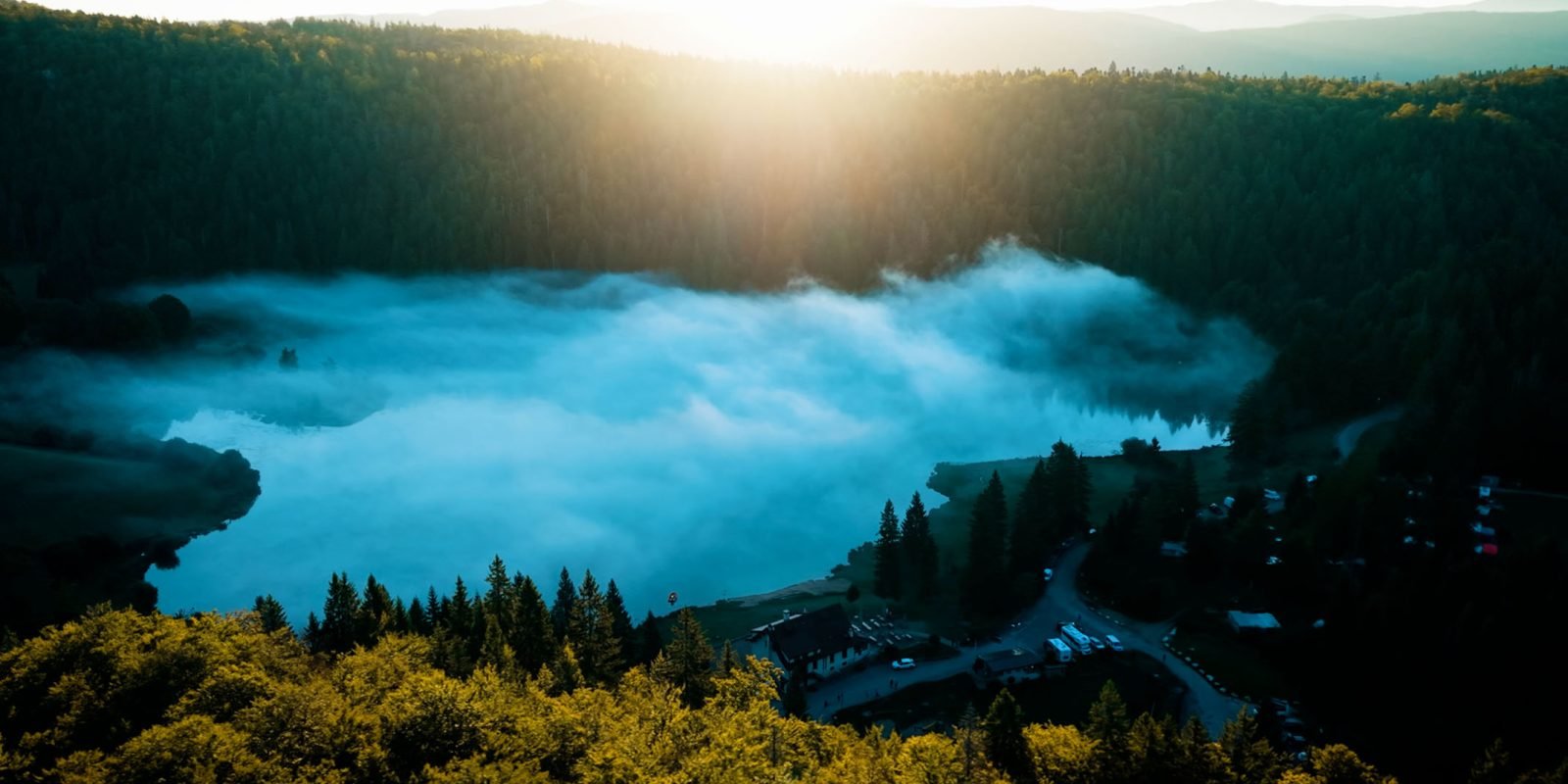 Vue drone du lac Genin au lever du soleil avec brume lors de la Gravity Race 2025