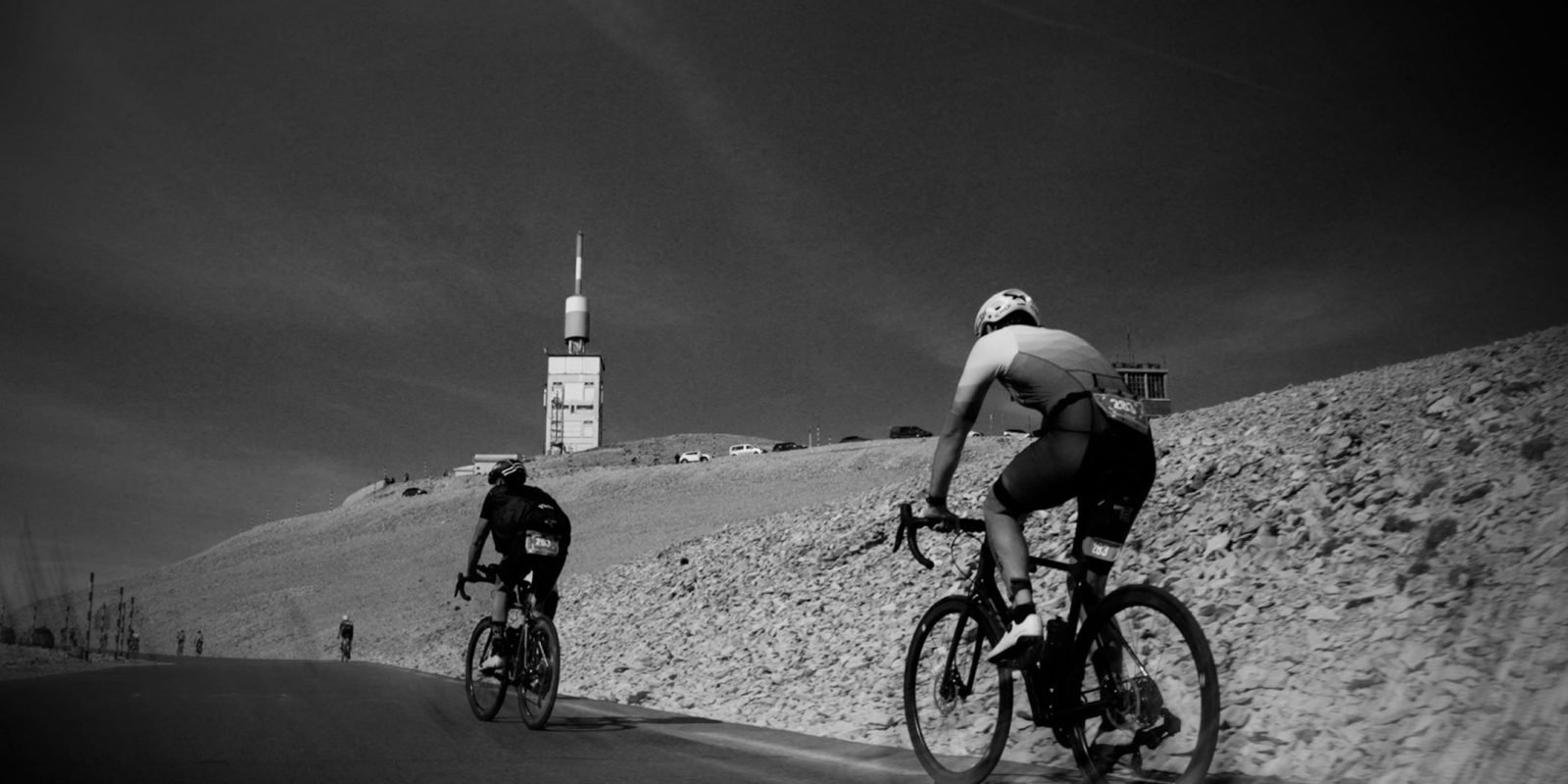 Cycliste en pleine ascension avec le Mont Ventoux en arrière-plan lors du VentouxMan 2025