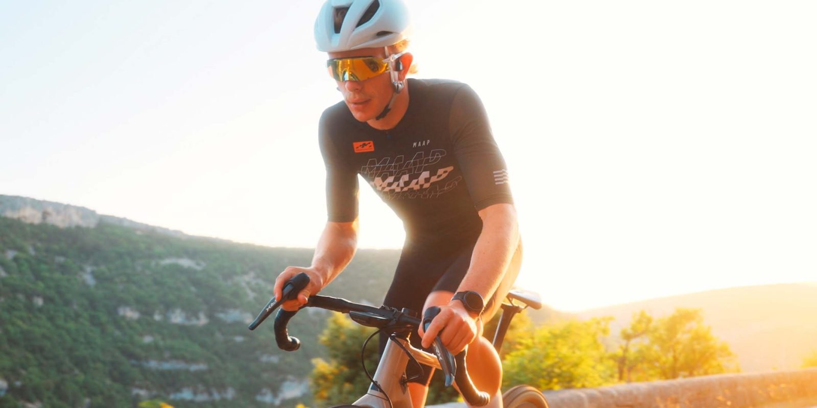 Cycliste gravel vu de face sur route dans les gorges de la nesque, dans le sud