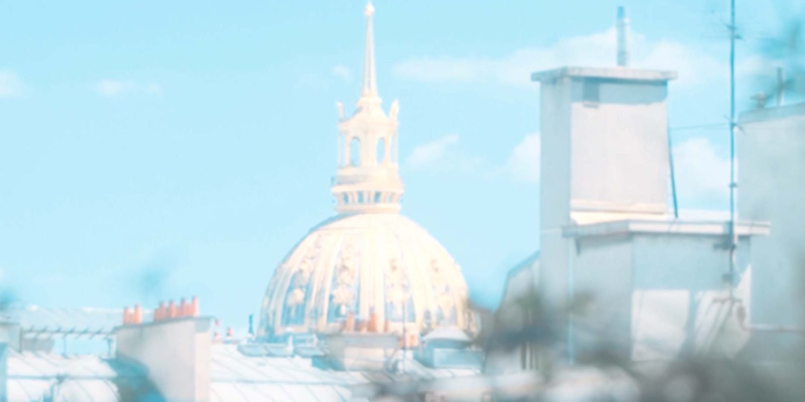 Vue depuis le balcon sur le Dôme des Invalides au cœur du 7e arrondissement