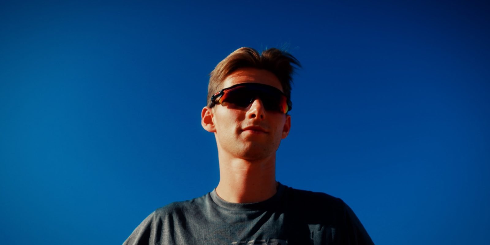 Martin Perrin en contre-plongée lors d’un entraînement d’athlétisme.